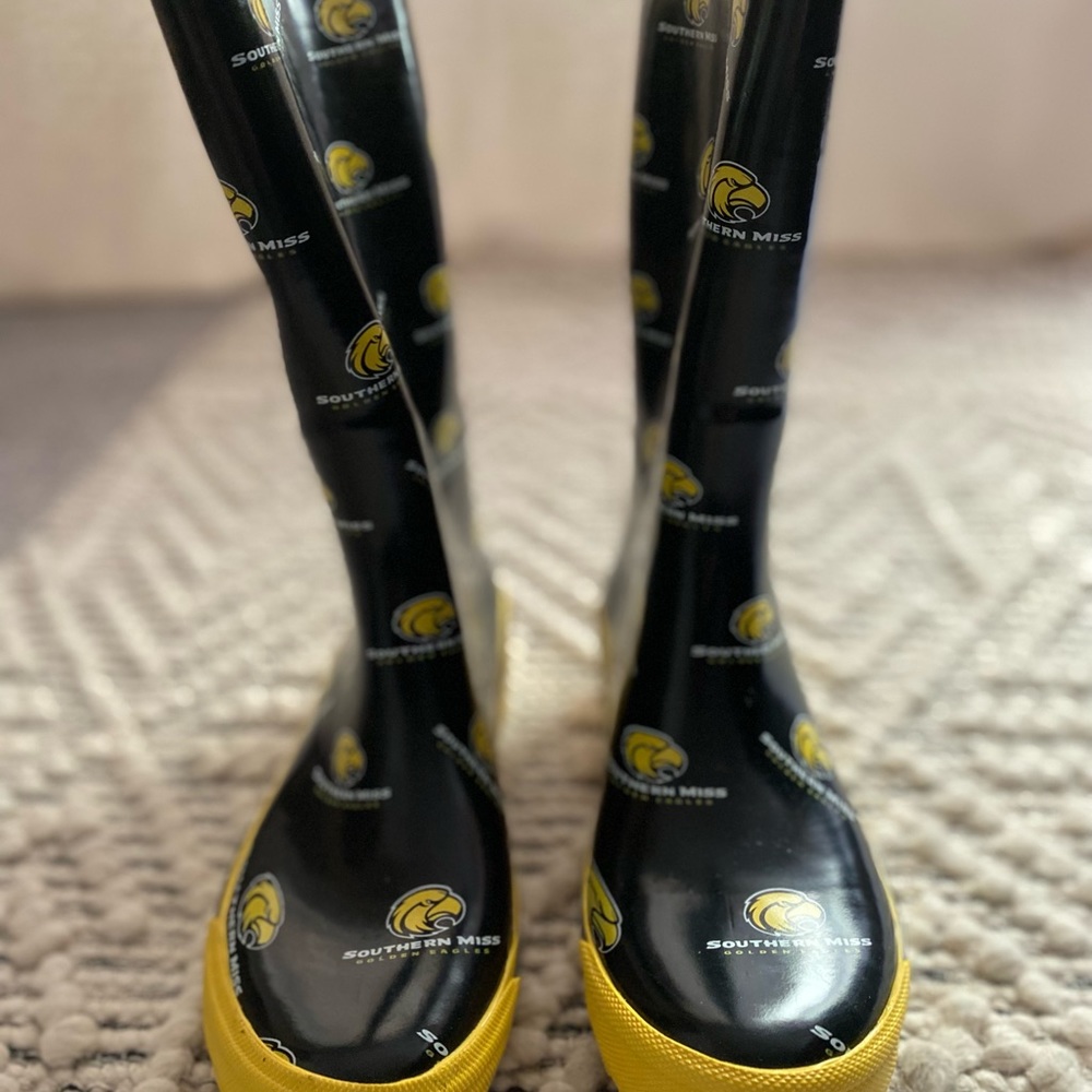 NWOT, Southern Miss - Golden Eagle mascot themed rain boots, size 7.